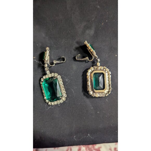 Vintage Emerald Green Rhinestone Clip-On Earrings Rectangular Drop - Picture 4 of 4